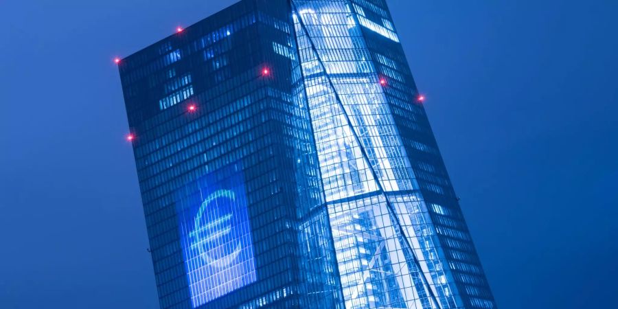 Ein Eurozeichen wird beim Lichtspektakel «Luminale» in Frankfurt am Main auf die Fassade der Europäischen Zentralbank (EZB) projiziert.