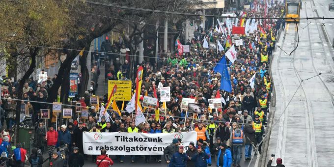 Mehrere Tausend Menschen nehmen an einer Demonstration gegen neue gesetzliche Bestimmungen zur Erhöhung der Überstunden teil. Tausende protestieren gegen Überstundenerhöhung in Budapest