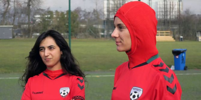 Khalid Popal (l.) und Nationalspielerin Shabnam Mabarz auf dem Spielfeld.