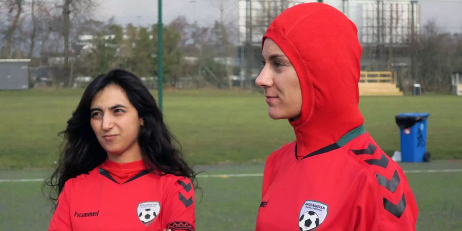 Khalid Popal (l.) und Nationalspielerin Shabnam Mabarz auf dem Spielfeld.