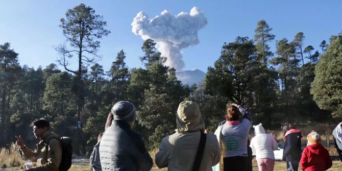 Pilger aus verschiedenen Gemeinden des mexikanischen Staates Puebla beobachten die Rauch- und Aschewolke, die aus dem Krater des Vulkans Popocatepetl steigt.