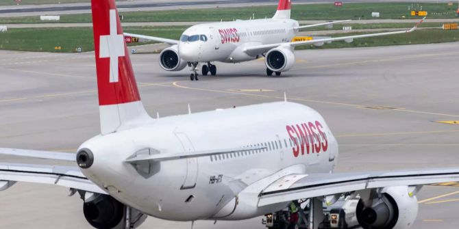 Zwei Flugzeuge auf dem Flughafen Zürich.