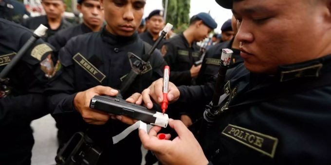 Die philippinische Polizei hat sechs Räuber einer Strassenbande erschossen. Philippinische Polizisten hantieren mit Waffen.