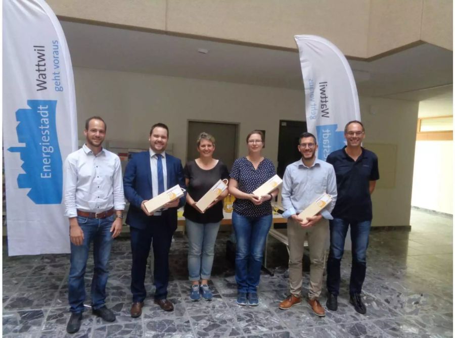 Gemeinderat Michael Steiger (links) und Peter Schweizer, Energiestadt Wattwil (rechts) überreichten den ausgelosten Gewinnerteams die Preise - zvg Gemeinde Wattwil
