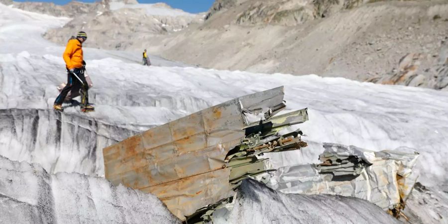 Mitglieder der Schweizer Armee entfernen Wrackteile des 1946 abgestürzten US-Kampfflugzeugs C-53 Skytrooper Dakota auf dem Gauligletscher in den Berner Alpen.