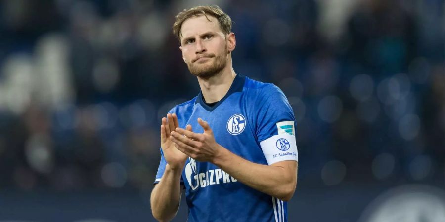 Der ehemalige Schalke-Captain Benedikt Höwedes bedankt sich nach dem Spiel bei den Fans.