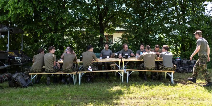 Dank der Aufmerksamkeit von Fourier und Küchenchef landete auf dem Tisch der Armee doch Schweinsragout Suisse Garantie.