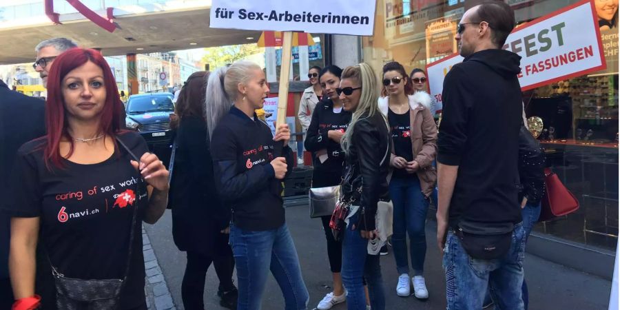 Prostituierte und Bordellbesitzer demonstrieren in Basel für sichere Arbeitsbedingungen.