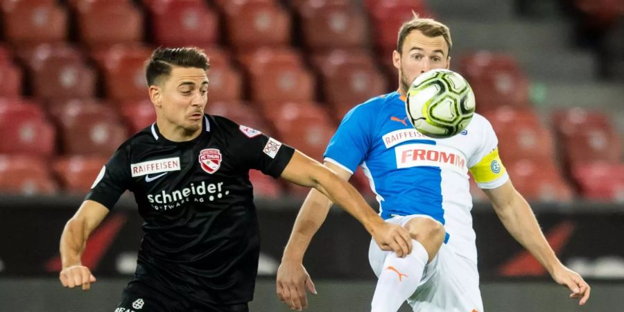 Thuns Basil Stillhart, links, spielt um den Ball mit Grasshopper Runar Sigurjonsson im Fussball Meisterschaftsspiel der Super League zwischen GC und dem FC Thun im Letzigrund.