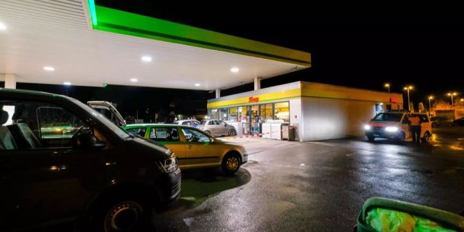 Auf dieser Tankstelle attackierte ein Jugendlicher Personen mit einem Beil.