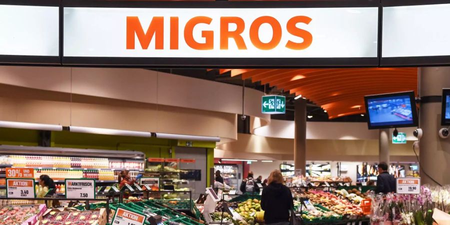 Eine Frau kauft in einem Geschäft der Migros ein.