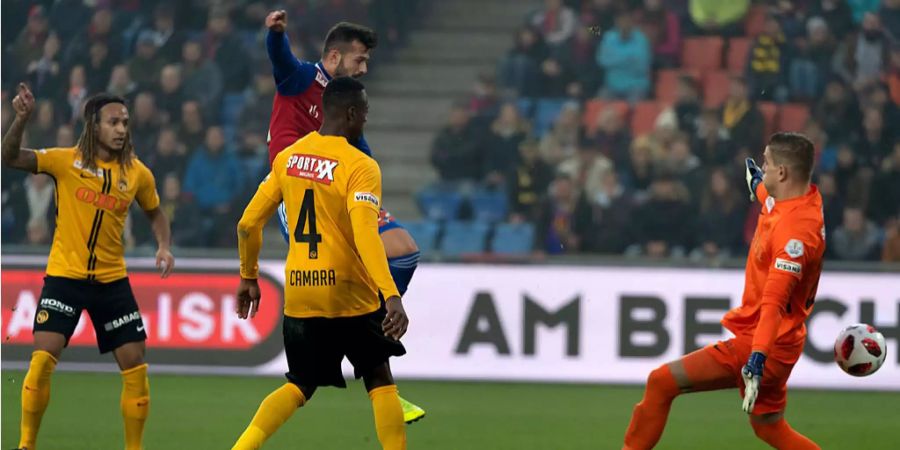 lbian Ajeti schiesst den Ball an Von Ballmoos vorbei ins Tor.