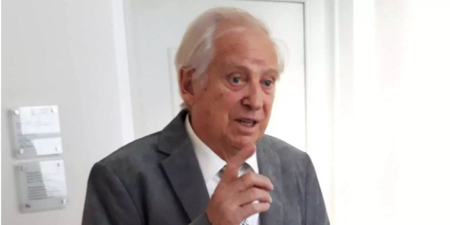 Der Ex-Olympiasieger Armin Hary (D).
