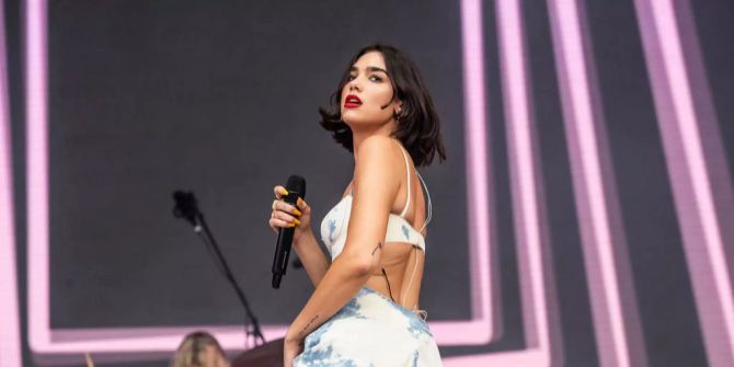 Dua Lipa an einem Konzert.