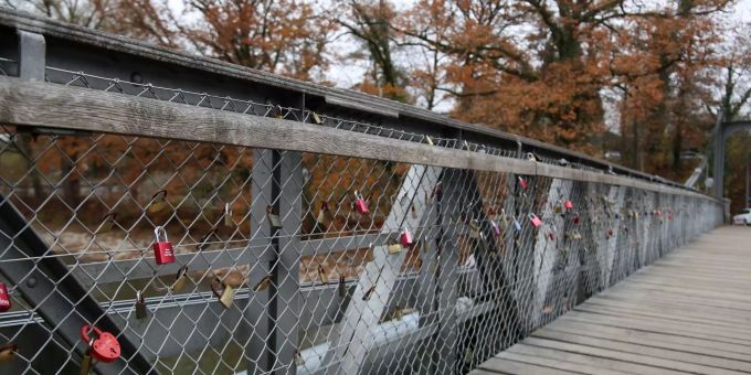 Eine Fussgänger Brücke mit Schlössern. (Symbolbild) Eine Fussgänger Brücke mit Schlössern. (Symbolbild)