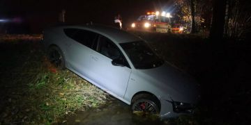 Das Fahrzeug steht teilweise unter Wasser.