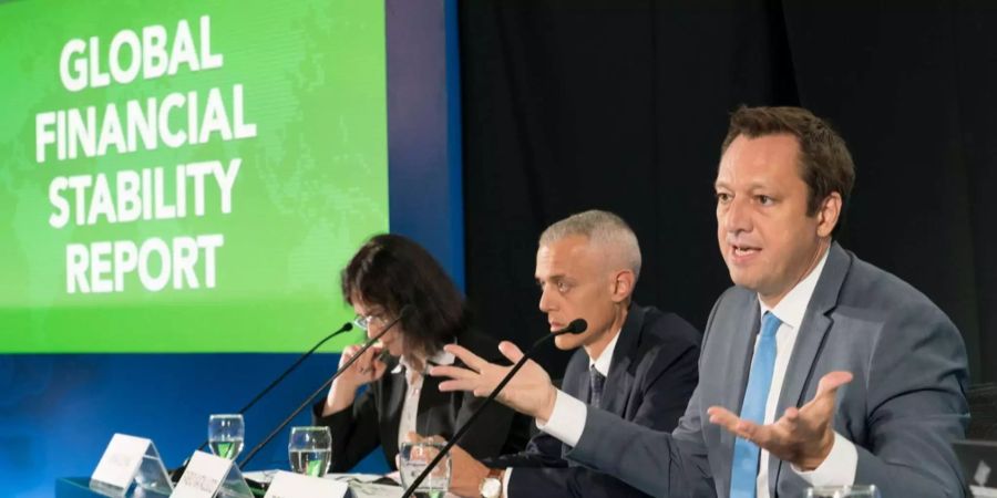 Ein Bild des Internationalen Währungsfonds (IWF) zeigt IWF Divisionschefin Anna Ilyina (links), Tobias Adrian (rechts), stellvertretender Direktor der Abteilung für Geld- und Kapitalmärkte und ökonomischer Finanzberater Fabio Natalucci (Mitte) präsentieren den globalen Finanz-Stabilitätsbericht.