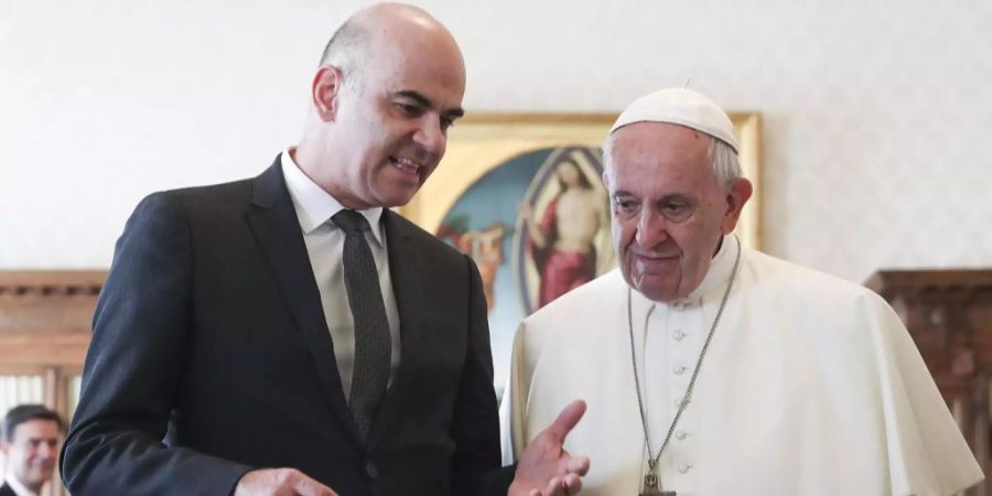 Papst Francis (r) tauscht sich während einer privaten Audienz im Vatikan mit dem Bundespräsidenten Alain Berset aus.