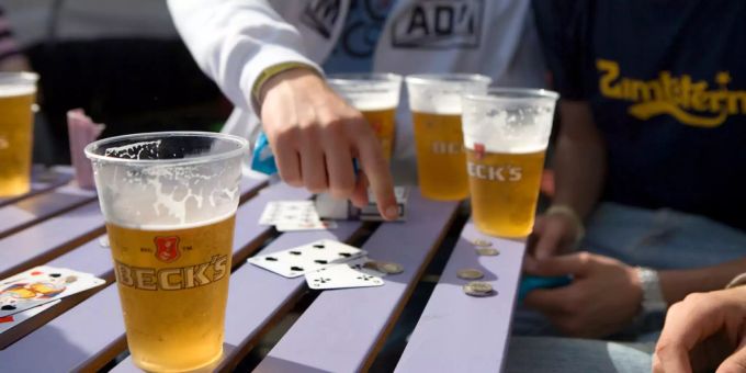Die Initiative zur Abschaffung der Biersteuer scheiterte in der Kommission mit 16 zu 8 Stimmen. Bier Biersteuer SVP