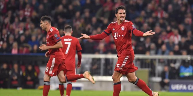 Mats Hummels reagiert bei der Champions League im Spiel gegen AEK Athen.