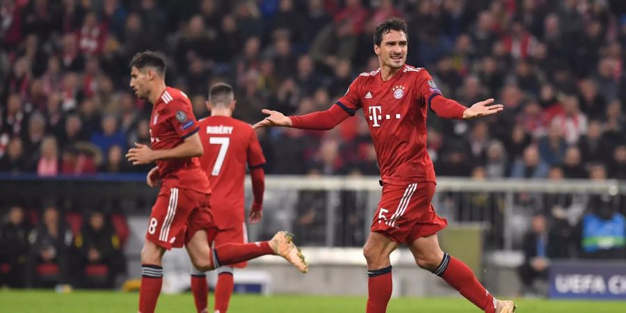 Mats Hummels reagiert bei der Champions League im Spiel gegen AEK Athen.