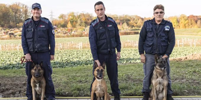 Tobias Erzer (Mitte) mit Stefan Boog, 2. Platz (links), und Roland Wieland, 3. Platz (rechts) Polizeihunde