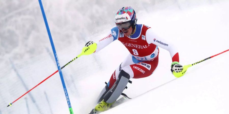 Daniel Yule kämpft sich beim Slalom in Levi 2016 durch das Schneegestöber.