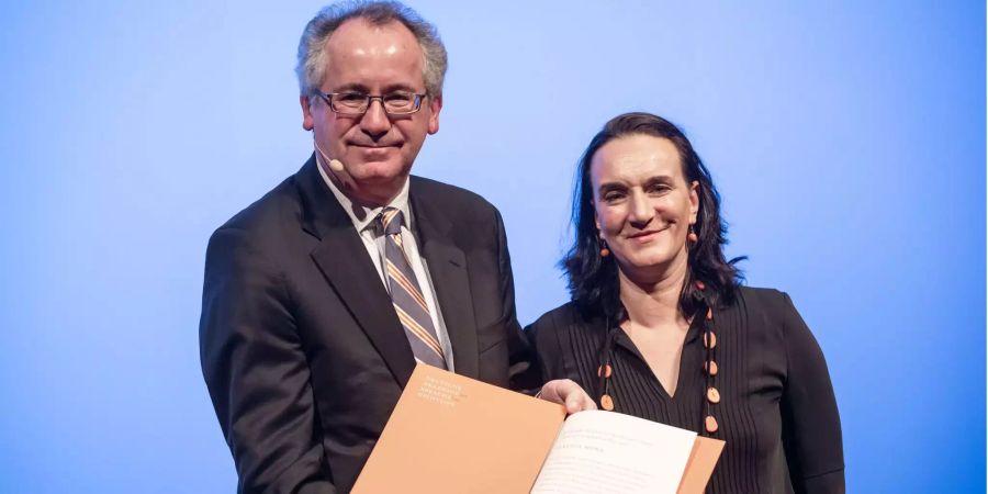 Ernst Osterkamp (l), Präsident der Deutschen Akademie für Sprache und Dichtung, übergibt im Darmstädter Staatstheater den Georg-Büchner-Preis 2018 an die deutsch-ungarische Schriftstellerin Terézia Mora (r). Der Preis ist mit 50 000 Euro dotiert.