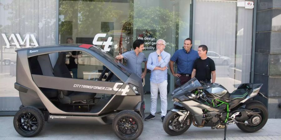 Das Foto zeigt Asaf Formoza, City Transformer-CEO, Berater Professor Johann H. Tomforde, Innovationschef Udi Meridor und Berater Gideon Goldstein, die den Grössenvergleich zwischen dem City Transformer und einem Motorrad zeigen.