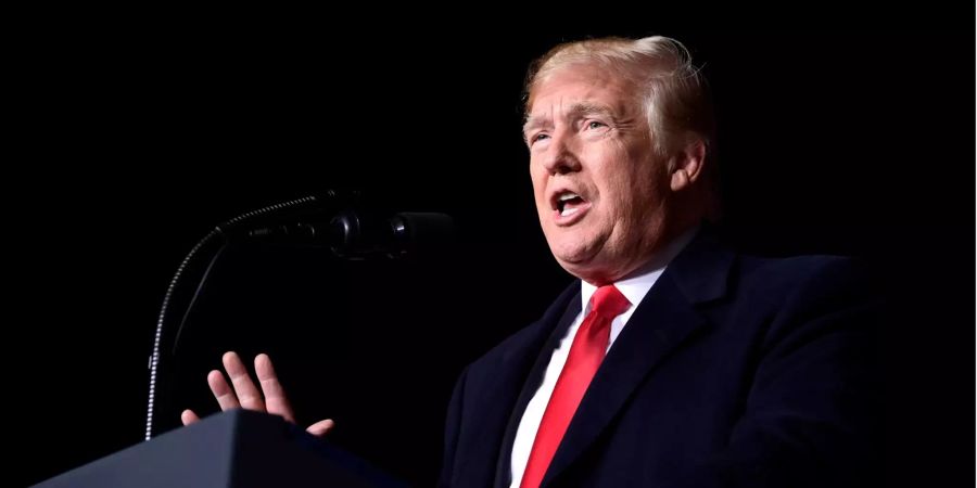 Donald Trump, Präsident der USA, spricht während einer Wahlkampfveranstaltung auf dem Central Wisconsin Airport.