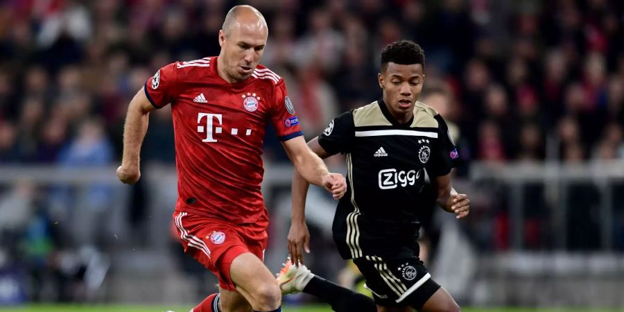 Arjen Robben (links) von Bayern München und David Neres von Ajax Amsterdam kämpfen um den Ball.