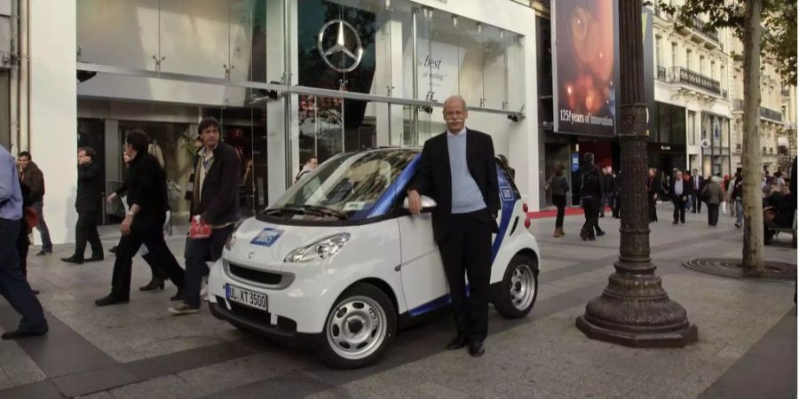 Dr. Dieter Zetsche, Vorstandsvorsitzender der Daimler AG, präsentiert ein Modell der smart car2go in Paris.