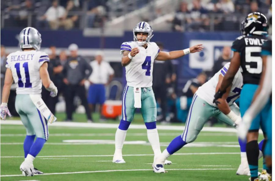 24:0 führen die Dallas Cowboys bereits zur Pause. Receiver Cole Beasley und Running Back Ezekiel Elliott stellen die Jaguars vor unlösbare Probleme – und Elliott stellt mit seinem 25. Rushing-Touchdown in nur 31 Spielen einen neuen Franchise-Rekord bei den Cowboys auf. Dabei überflügelt er keinen geringeren als Hall-of-Famer Emmitt Smith.