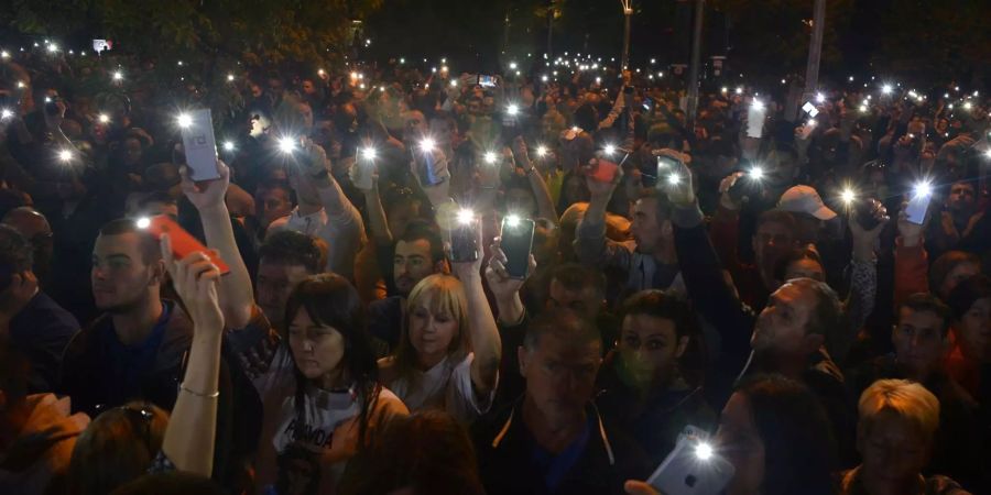 Tausende von Menschen nehmen an einem Protest teil, bei dem sie die Behörden der Vertuschung nach dem ungeklärten Tod eines Studenten im März in der bosnischen Stadt Banja Luka. Sie machen Dodik, der am heutigen Sonntag für das Staatspräsidium kandidiert, für den Tod des 21-jährigen David Dragicevic verantwortlich.