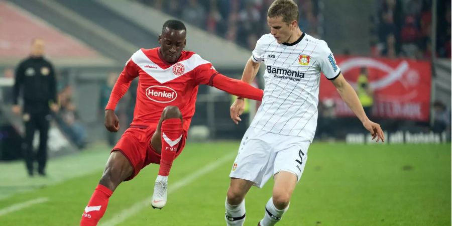 Dodi Lukebakio Ngandoli (links) und Leverkusens Sven Bender kämpfen um den Ball (Archivbild).