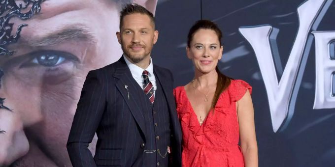 Schauspieler Tom Hardy (links) und Drehbuchautor Kelly Marcel erreichen die Weltpremiere von «Venom» in Los Angeles. Schauspieler Tom Hardy (links) und Drehbuchautor Kelly Marcel erreichen die Weltpremiere von «Venom» in Los Angeles.