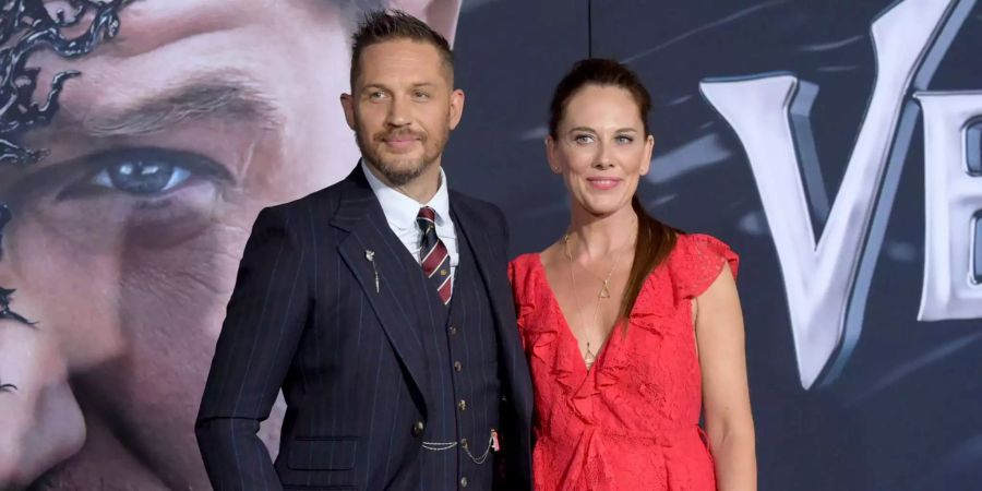 Schauspieler Tom Hardy (links) und Drehbuchautor Kelly Marcel erreichen die Weltpremiere von «Venom» in Los Angeles.