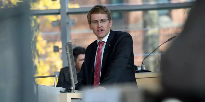 Daniel Günther an einer Landtagssitzung in Kiel.