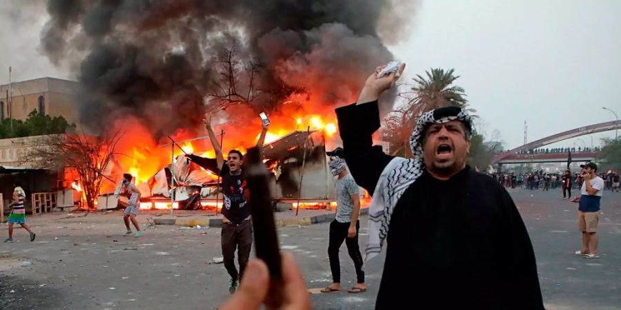 Demonstranten fordern bessere Lebensbedingungen im Irak.