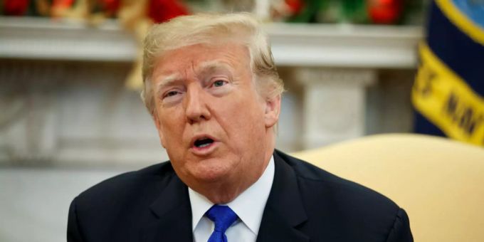 Donald Trump warnt die Fed davor, die Zinsen zu erhöhen. Donald Trump im Weissen Haus.