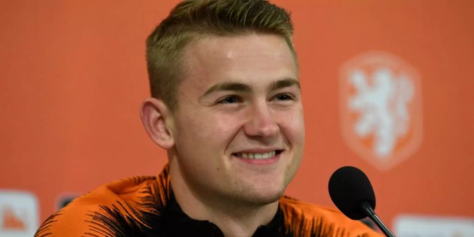 Der niederländische Spieler Matthijs de Ligt beantwortet Fragen bei einer Pressekonferenz. Der niederländische Spieler Matthijs de Ligt beantwortet Fragen bei einer Pressekonferenz.