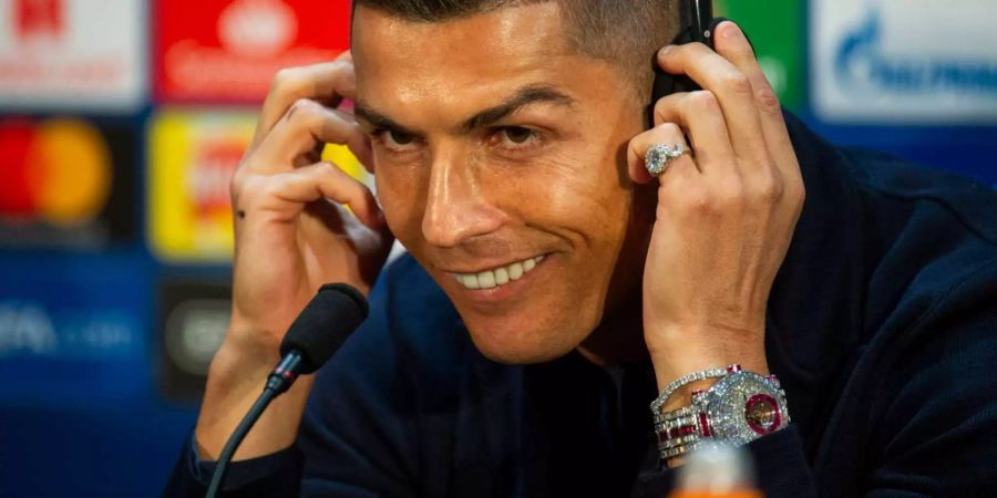 Cristiano Ronaldo lächelt schelmisch in die Kamera, an der Hand funkelt die teure Uhr des Schweizer-Luxus-Uhrenherstellers Franck-Muller.