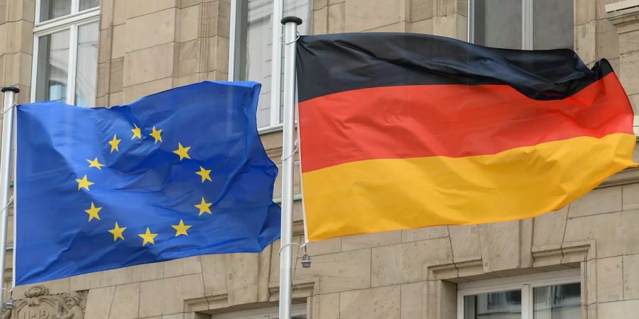 Vor dem Gebäude der Landesvertretung des Freistaates Sachsen in Berlin (D) in der Brüderstrasse in Mitte wehen eine Europafahne und eine Deutschlandfahne.