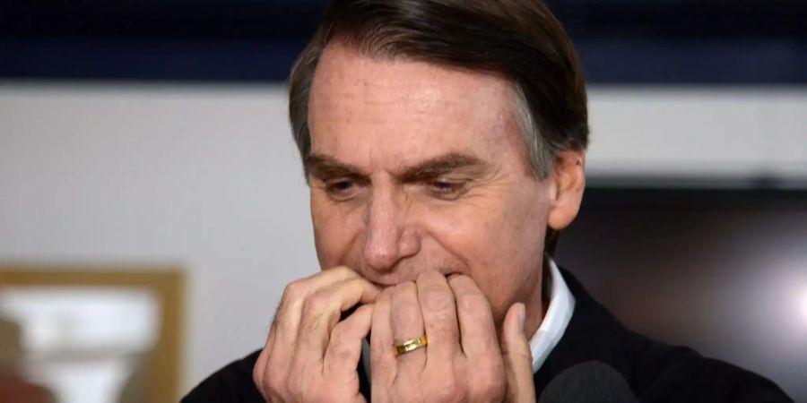 Jair Bolsonaro, der rechtspopulistische Kandidat für das Amt des brasilianischen Präsidenten, spricht mit der Presse.