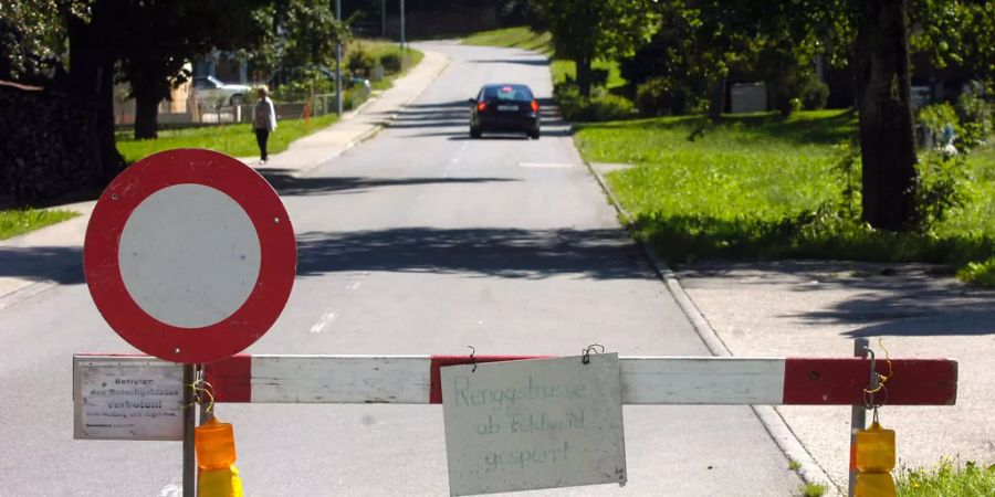 Fahrverbotsschild und Barrikade auf einer Strasse - Keystone