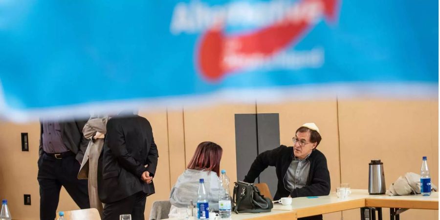 Zwei Teilnehmer der Gründungsveranstaltung der jüdischen Bundesvereinigung innerhalb der AfD sitzen im Bürgerhaus im Stadtteil Erbenheim zu Beginn einer Pressekonferenz auf dem Podium. Die Vereinigung sollte wenig später gegründet werden.