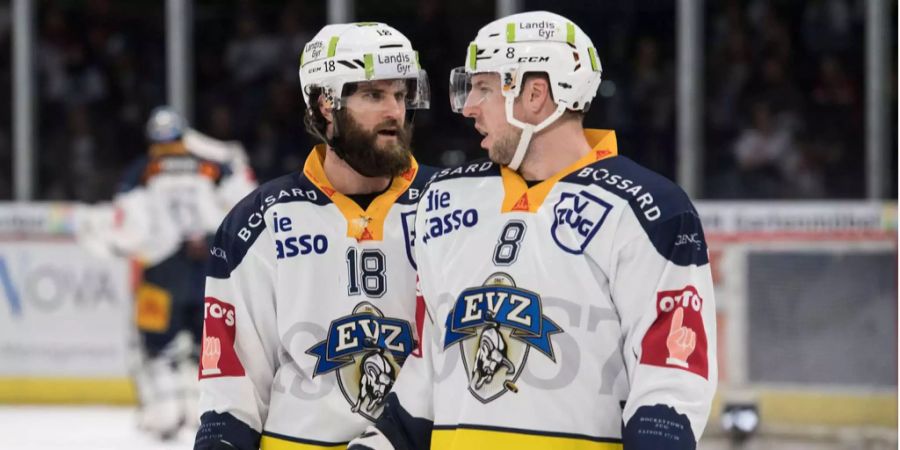 Dominik Schlumpf (l.) mit Larri Leeger im Trikot des EVZ.