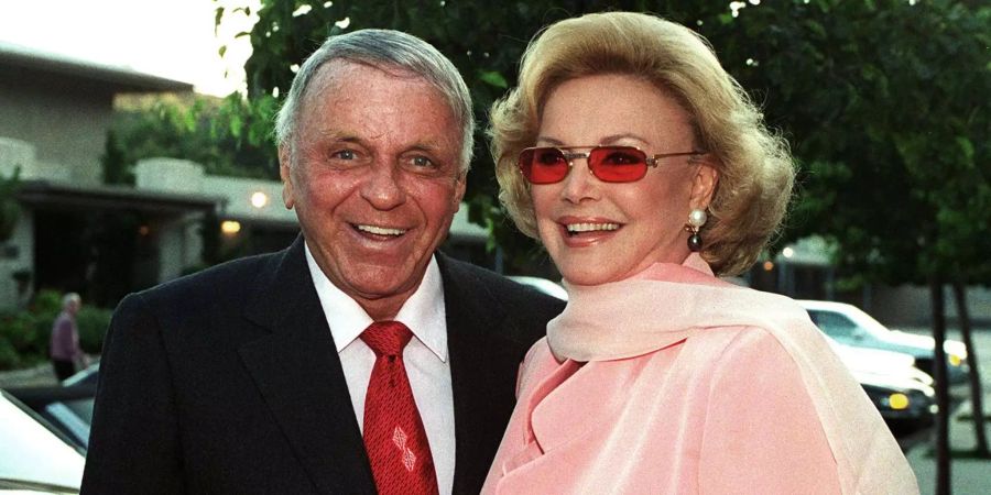 Frank Sinatra und seine Ehefrau Barbara Sinatra kommen zur Kirche.