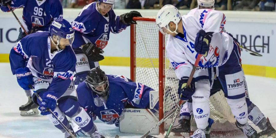 ZSC Lions Stürmer Chris Baltisberger scheitert am Torhüter des EHC Bülach Gianluca Hauser.