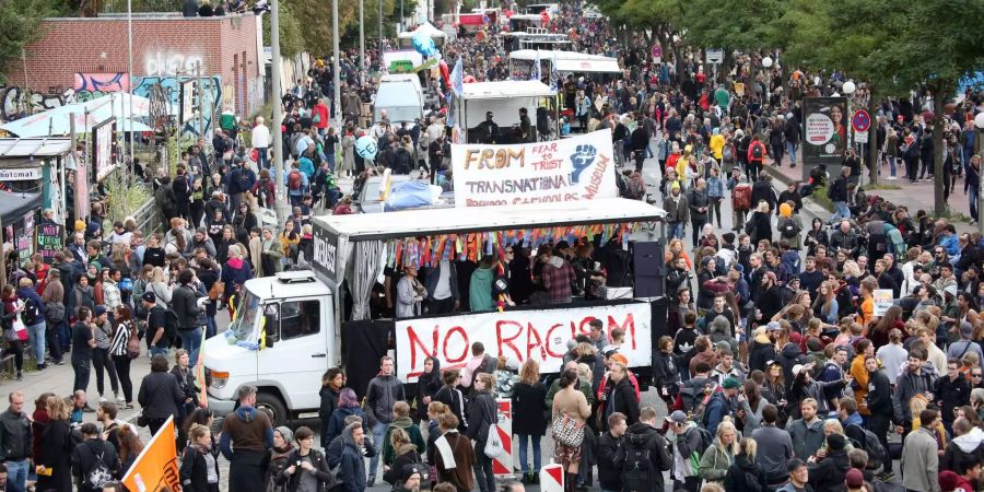 Mehrere tausend Menschen stehen im Rahmen einer Parade gegen Rassismus auf der Hafenstrasse.